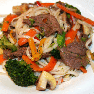 Bœuf sauté aux légumes wok et nouilles