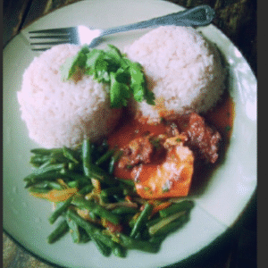 steak haché boucher sauce au poivre, haricots verts et riz