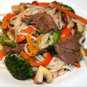 Nouilles sautées au boeuf et légumes wok