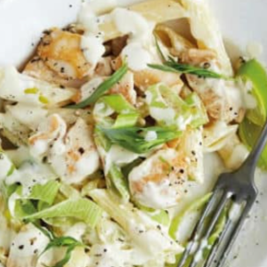 Emincé de poulet, fondue de poireaux et penne