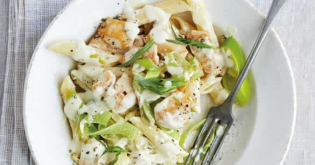 Emincé de poulet, fondue de poireaux et penne