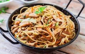 Nouilles au poulet et  légumes wok