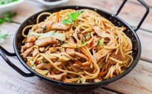 Nouilles au poulet et légumes wok